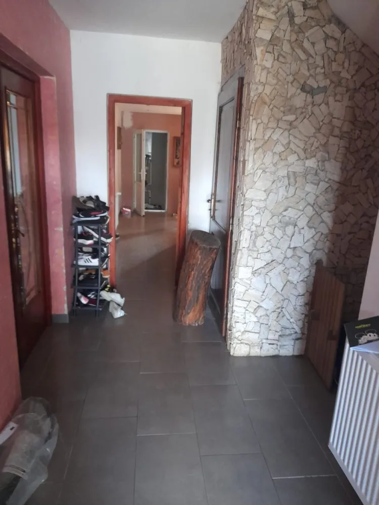 Ag EUROPA vinde casa individuala 5 cam teren 5 ari 2014. - Agenția EUROPA vinde casa individuala cu 5 camere si teren 500mp. 
Casa este in zona DRAXLMAIER si a foat construita în 2014.