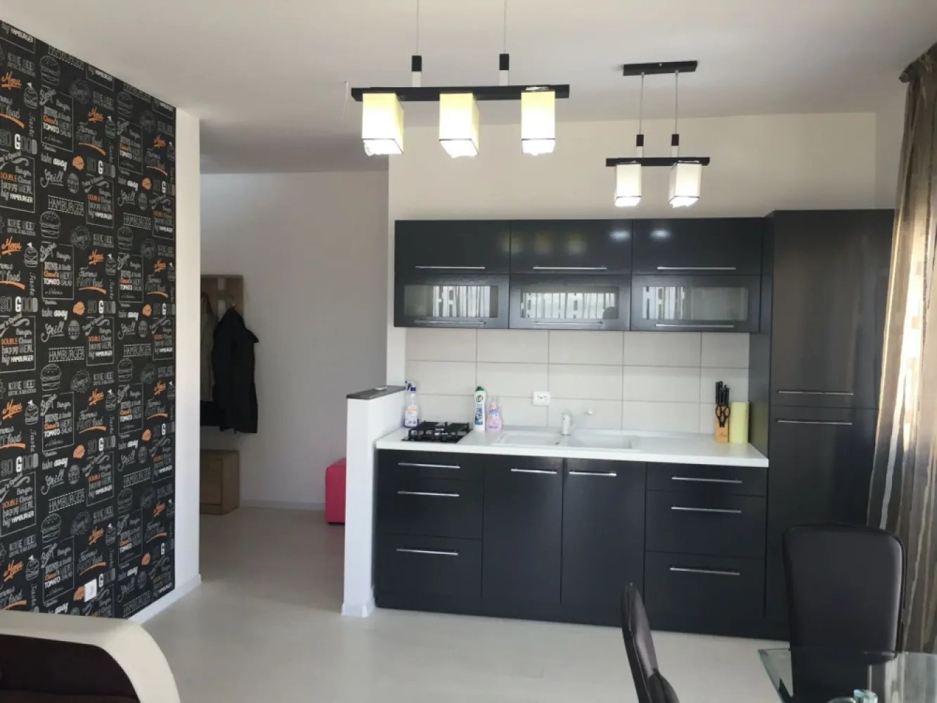 Apartament pe malul Mării, Mamaia! 2 camere 63mp suprafață. Mobilat. - Apartament la Mamaia în De Silva Residențe. La malul Mării, lingă Loft, Hotel Opera, Hotel Niota. Cu parcare păzit,lift, casa scării cu marmură,Mobilat.