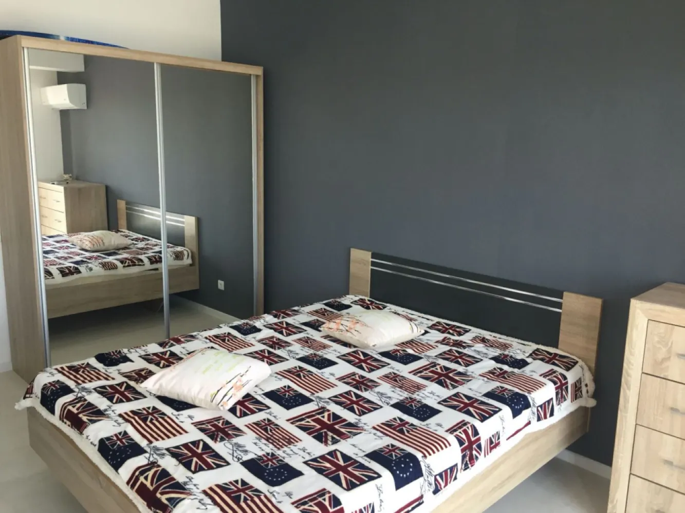 Apartament pe malul Mării, Mamaia! 2 camere 63mp suprafață. Mobilat. - Apartament la Mamaia în De Silva Residențe. La malul Mării, lingă Loft, Hotel Opera, Hotel Niota. Cu parcare păzit,lift, casa scării cu marmură,Mobilat.