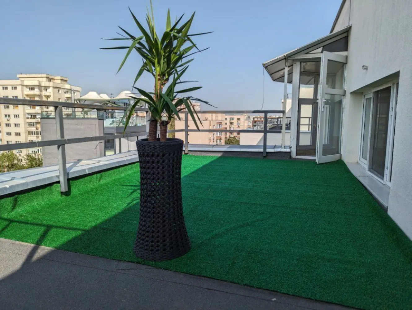 Penthhouse 3 camere adiacent Decebal - In zona linistita din centrul Bucurestiului, la ultimul etaj intr-un bloc construit dupa anii '90 va prezentam spre vanzare penthouse-ul cu vedere catre apus.
Va invitam la o prezentare !