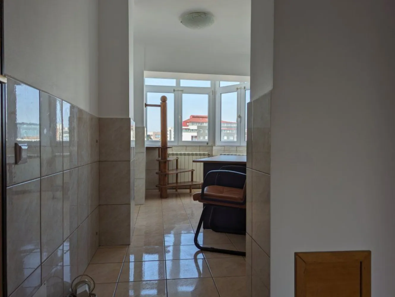 Penthhouse 3 camere adiacent Decebal - In zona linistita din centrul Bucurestiului, la ultimul etaj intr-un bloc construit dupa anii '90 va prezentam spre vanzare penthouse-ul cu vedere catre apus.
Va invitam la o prezentare !