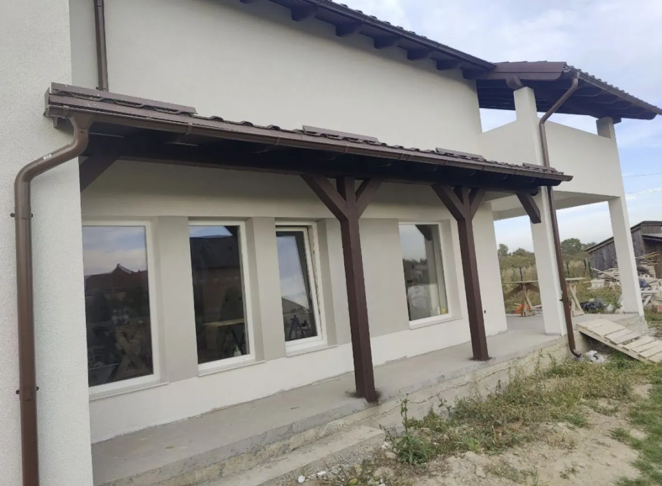 Casa noua de vanzare ( semifinisat) in Ruseni, com. Paulesti - suprafata utila : 72 mp/ parter(+ terasa) + 72 mp/mansarda(+ terasa) Suprafata construita : 118 mp/parter + 110 mp/mansarda Suprafata teren : 3600 mp Utilitati: Apa, Canalizare, Curent trifazic, RDS Compartimentare: Parter: Living Cu Bucatarie Open Space + Camara, 2 Bai, 2 Dormitoare (72 mp), Camera Tehnica Si Terasa (36 mp). Mansarda: Necompartimentat (la rosu) 72 mp si terasa 20 mp, cu grinzi aparente si lambriuri. Imobilul Este La Stadiul De Semifinisat: Exterior: Se preda Finisat, Sistem complet Caparol compus din: Polistiren Expandat de 15 cm, dibluri cu cuie din metal, plasa, 2 straturi de adeziv, si tenciala decorativa (bob de orez) Interior parter: Instalatie electrica cu trasee individuale pentru consumatorii mari, Instalatii in bai, bucatarie si camara, Gheberit incastrat in ambele bai, Pereti Gletuiti, Incalzire In Pardosea, Tavane din rigips izolate cu vata de sticla de 10 cm si folie de aluminiu, Geamuri Termopan 5 Camere, Glafuri din marmura interior/exterior. Mansarda se preda nefinisata (la rosu) Terenul intravilan are o suprafata de 36 ari, este imprejmuit in intregime. Pe acesta se afla o livada tanara pe rod, insumand peste 100 de pomi fructiferi altoi (meri, peri, pruni, ciresi, visni, caisi, piersici, aluni, nuci). Pe partea de curte pe langa gardul metalic, s-a plantat si un gard viu din tuia (Chiparos Leyland). De asemenea se mai regasesc o baraca din lemn pentru scule, un garaj din boltari din beton pentru scule, un gratar zidit si acoperit si 2 fantani (puturi forate) Casa a fost gandita si construita pentru uz propriu, din materiale de cea mai buna calitate, avand o izolatie foarte buna (costurile pentru incalzire nu vor fi mai mari decat la un apartament cu 2 camere). Casa se afla pe o strada asfaltata, si este la o distanta de 8 km de str. Paulestiului, la aproximativ 8 minute de cartierele Carpati 2 si Micro 17. Pret: 98.000 Euro