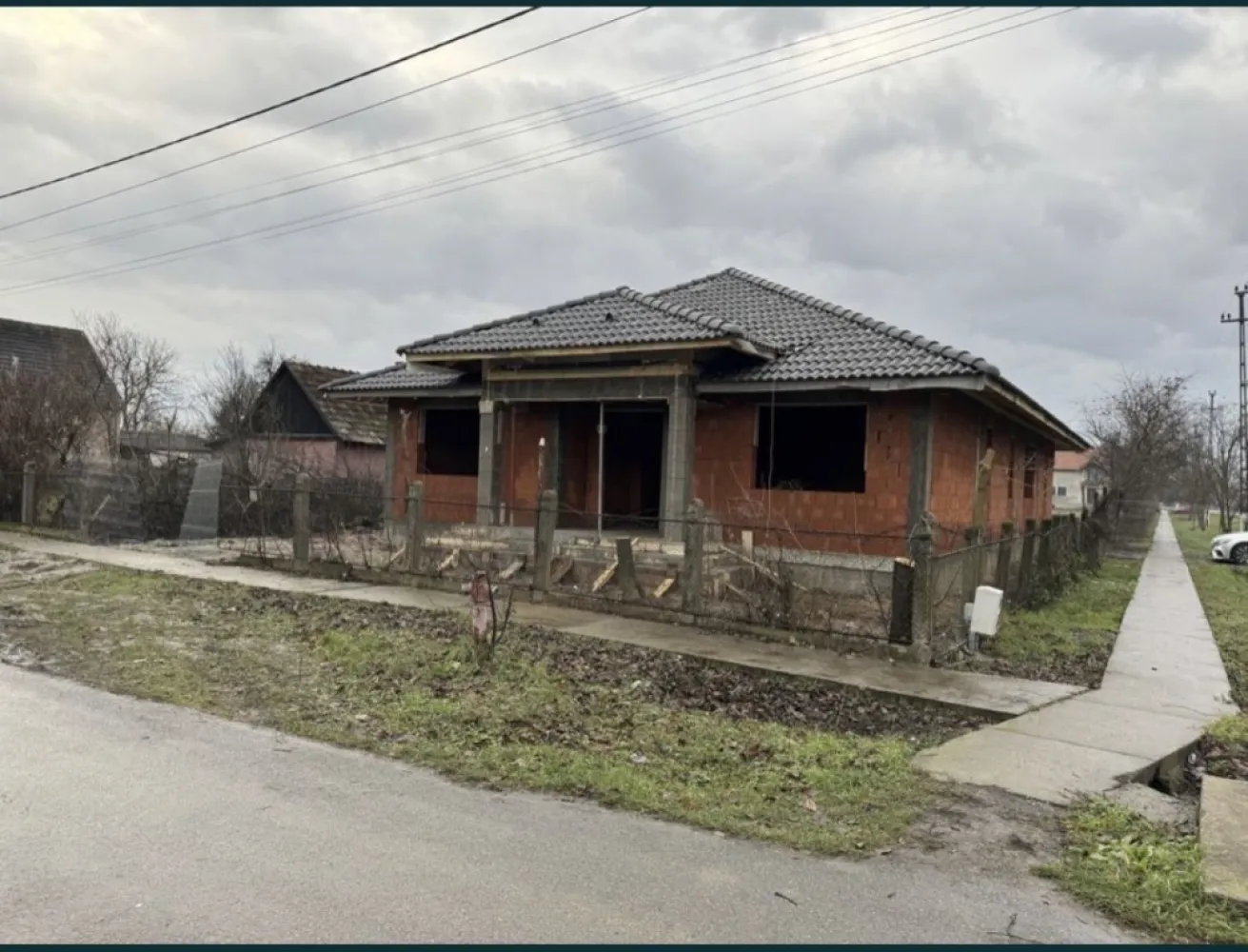Vand casa in jud. Satu Mare,Com. Lazuri - Vand casa in rosu, Jud. Satu Mare, Com. Lazuri Teren 1000Mp cu front de 52 de metri, se poate impartii in doua parcele. Casa 186 de MP cu terasa 24,25 MP Living cu bucataria (open space) 55,33 MP 3 Dormitoare + Debara +Baie