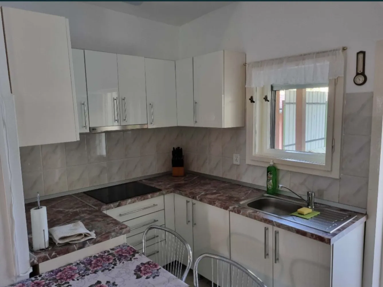 Casa ultracentrala - Se ofera spre vanzare casa rezidentiala, situata ultracentral, P+1, si teren in suprafata de 400mp, construita in 1992/1994, cu fundatie din beton, peretii din caramida. La parter: hol, bucatarie, cu acces la terasa acoperita din curte, baie cu vana, din hol respectiv bucatarie se poate accesa salonul care cuprinde si spatiul pentru servit masa, iar din hol se poate accesa garajul care are usa teleghidata, este gresiat, are curentul introdus, apa curenta, partial mobilat astfel incat poate functiona si pe post de bucatarie de vara. Tot la parter se afla camera de cazane, unde este amplasata si masina de spalat, respectiv spatiu pentru calcat. La semietaj, se gaseste un dormitor cu balcon si o garderoba. la etaj se afla doua dormitoare, baie cu cabina de dus, respectiv acces pe terasa acoperita de la etaj. In curte se afla o terasa acoperita care poate fi accesata si din bucatarie. Casa dispune de incalzire centrala, instalatia fiind din tevi de cupru, apa si canalizare de la retea. Casa este izolata la exterior cu polistiren de 10cm. Bucataria,terasa acoperita si baile, sunt gresiate si faiantate, camerele si holutile sunt parchetate, ferestrele si usile sunt partial din lemn si termopane. Imobilul se vinde complet mobilat.