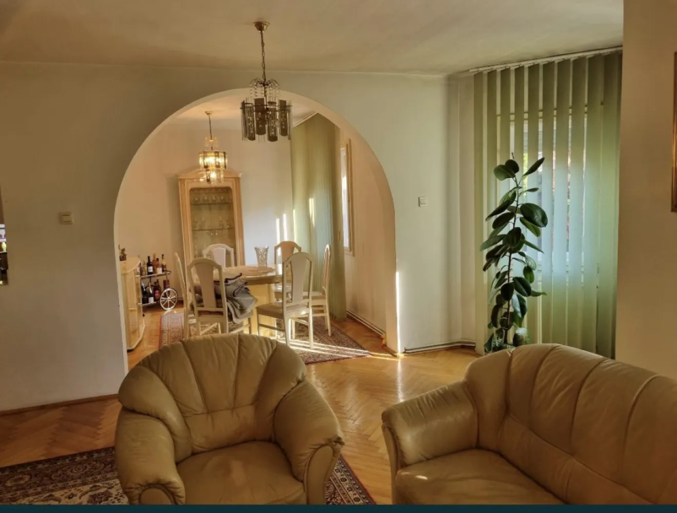 Casa ultracentrala - Se ofera spre vanzare casa rezidentiala, situata ultracentral, P+1, si teren in suprafata de 400mp, construita in 1992/1994, cu fundatie din beton, peretii din caramida. La parter: hol, bucatarie, cu acces la terasa acoperita din curte, baie cu vana, din hol respectiv bucatarie se poate accesa salonul care cuprinde si spatiul pentru servit masa, iar din hol se poate accesa garajul care are usa teleghidata, este gresiat, are curentul introdus, apa curenta, partial mobilat astfel incat poate functiona si pe post de bucatarie de vara. Tot la parter se afla camera de cazane, unde este amplasata si masina de spalat, respectiv spatiu pentru calcat. La semietaj, se gaseste un dormitor cu balcon si o garderoba. la etaj se afla doua dormitoare, baie cu cabina de dus, respectiv acces pe terasa acoperita de la etaj. In curte se afla o terasa acoperita care poate fi accesata si din bucatarie. Casa dispune de incalzire centrala, instalatia fiind din tevi de cupru, apa si canalizare de la retea. Casa este izolata la exterior cu polistiren de 10cm. Bucataria,terasa acoperita si baile, sunt gresiate si faiantate, camerele si holutile sunt parchetate, ferestrele si usile sunt partial din lemn si termopane. Imobilul se vinde complet mobilat.
