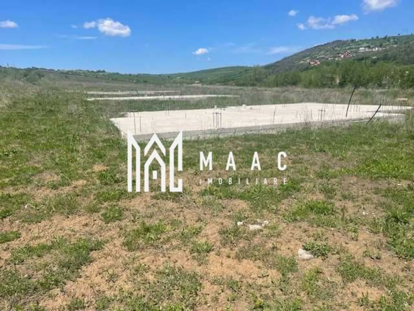 Teren intravilan cu fundatie I 700mp I Șura Mare - MAAC Imobiliare va prezinta un teren intravilan de vanzare, intr-o zona linistita de case din Sura Mare. Suprafata totala a terenului este de 2.100 mp, impartit in 3 parcele de 700 mp. Toate parcelele sunt pregatite pentru constructie imediata, fundatia fiind deja pregatita pentru casa de 110mp utili, pe un singur nivel. Fundatie existenta pe fiecare parcela si proiect aprobat. Autorizatie de constructie aprobata. Toate utilitatile disponibile: apa, canalizare, gaz, curent Acces facil, zona in dezvoltare. Se pot vinde impreună sau separat. Ideal pentru familii, investitie, dezvoltatori. Pentru mai multe detalii sau vizionari mentionati ID : CP2526727 }}