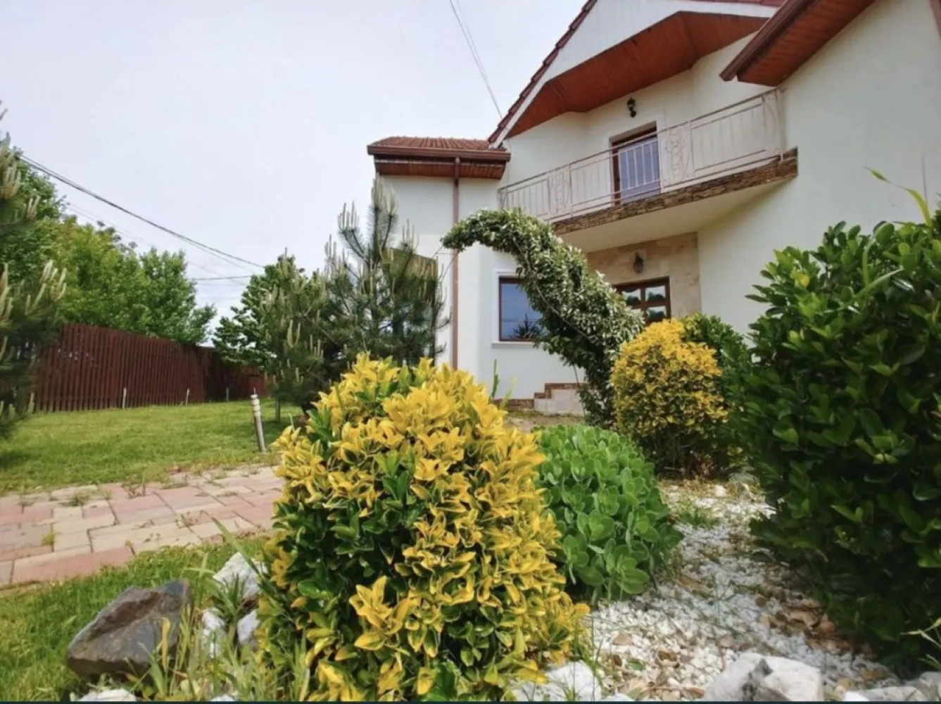 Casa zona rezidentiala - Persona fizica vand vilă P+M, constructie caramida in anul 2010, suprafata construita 240 mp, zona rezidentiala Lazuri, compus din: parter, living mare, bucatarie (mobilat), baie, iesire terasa, intrare garaj incalzit, Mansarda: 2 dormitoare cu balcon, 2 dormitoare fara balcon, hol cu balcon, baie, finisaj cu materiale de calitate, centrala peleti, aer conditionat, izolat, teren 7 ari Accept variante si vanzare cu credit bancar Pret 165.000 EUR neg Infor in privat