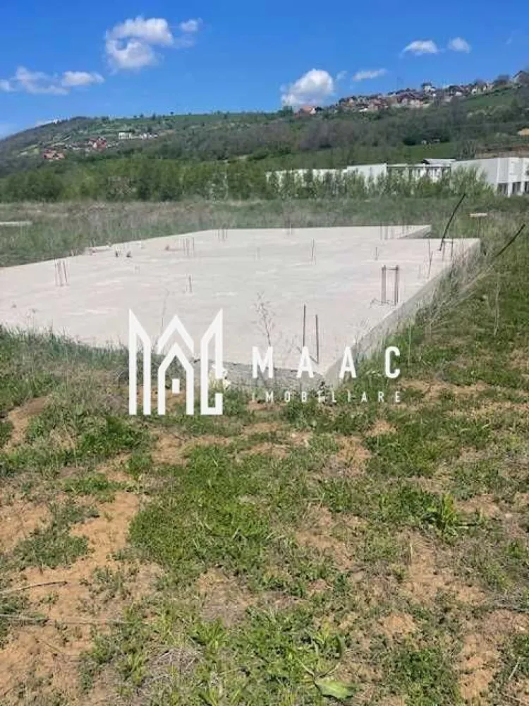 Teren intravilan cu fundatie I 700mp I Șura Mare - MAAC Imobiliare va prezinta un teren intravilan de vanzare, intr-o zona linistita de case din Sura Mare. Suprafata totala a terenului este de 2.100 mp, impartit in 3 parcele de 700 mp. Toate parcelele sunt pregatite pentru constructie imediata, fundatia fiind deja pregatita pentru casa de 110mp utili, pe un singur nivel. Fundatie existenta pe fiecare parcela si proiect aprobat. Autorizatie de constructie aprobata. Toate utilitatile disponibile: apa, canalizare, gaz, curent Acces facil, zona in dezvoltare. Se pot vinde impreună sau separat. Ideal pentru familii, investitie, dezvoltatori. Pentru mai multe detalii sau vizionari mentionati ID : CP2526727 }}