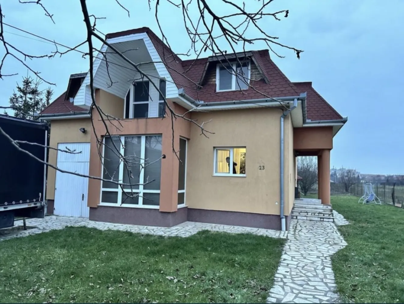 Casa zona L Blaga - Vand imobil Crangului Satu Mare 180 mp util, 7,2 ari teren, Parter: Living mare, loc de luat masa, bucatarie, camara, baie, spatiu de depozitare( sub scari) garaj mare Mansarda: 2 dormitoare mari, 1 dormitor mic, hol, baie mare, dressing, Beci cu 2 camere Gradina cu livada, foisor, Mai multe informatii in privat sau 0731347251 - proprietar PRET IN EUR