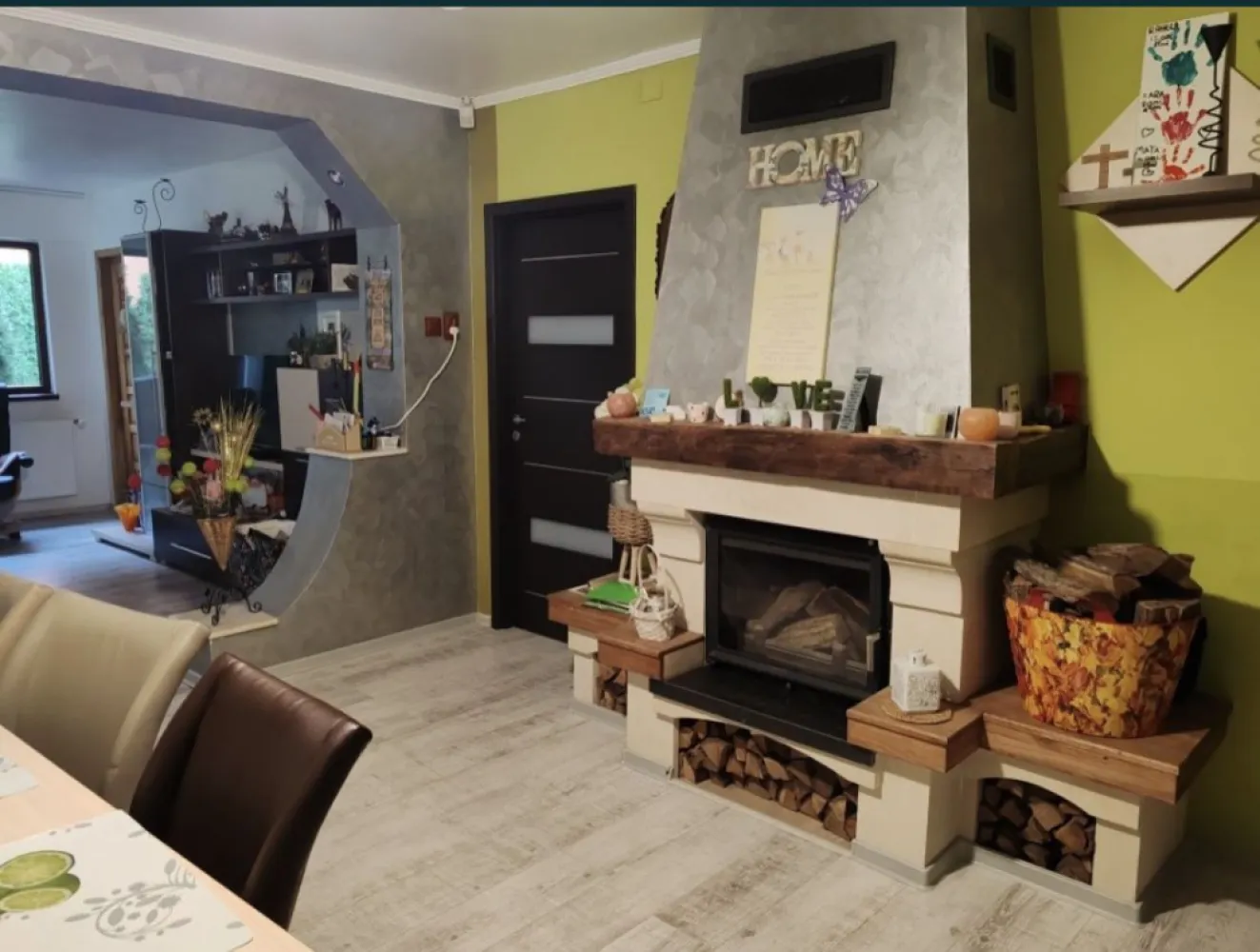 Casa in Paulesti - 2 Case cu CF separat independente Casa verde cu 3 dormitoare 1 baie 1 bucătărie 1 hol 1 living 1 beci 1 terasă 1 cămară 173 mp construit 150 desfășurat 7 ari teren Curte amenajată cu beton amprentat Apă Canalizare Termopane Curent + panouri solare Centrală murală pe gaz Supraveghere video Se vinde mobilată, mobilier la comandă aproape nou la modă ! Casa galbenă cu etaj 2 camere 1 bucătărie 2 băi 1 garaj 1 beci 1 cămară Apă Gaz Canalizare Termopane Centrală murală pe gaz Supraveghere video 149 mp construit 137 desfășurat 5 ari teren Ne mobilată Fiecare casă cu CF separat ! Casele se vând împreună, nu se vând separat !!! Toate utilitățile separate ! Fără ipotecă, se pot trece pe nume imediat ! Stradă asfaltată, liniștită Panouri fotovoltaice pe ambele case de 3.5 kw fiecare ! Acoperișuri noi la ambele case ! Accept variante cu 2 apartamente plus diferența la preț real !!! NU SUPRAEVALUAT !!! Nu închiriez !!! Preț vânzare 199.000 ușor negociabil !