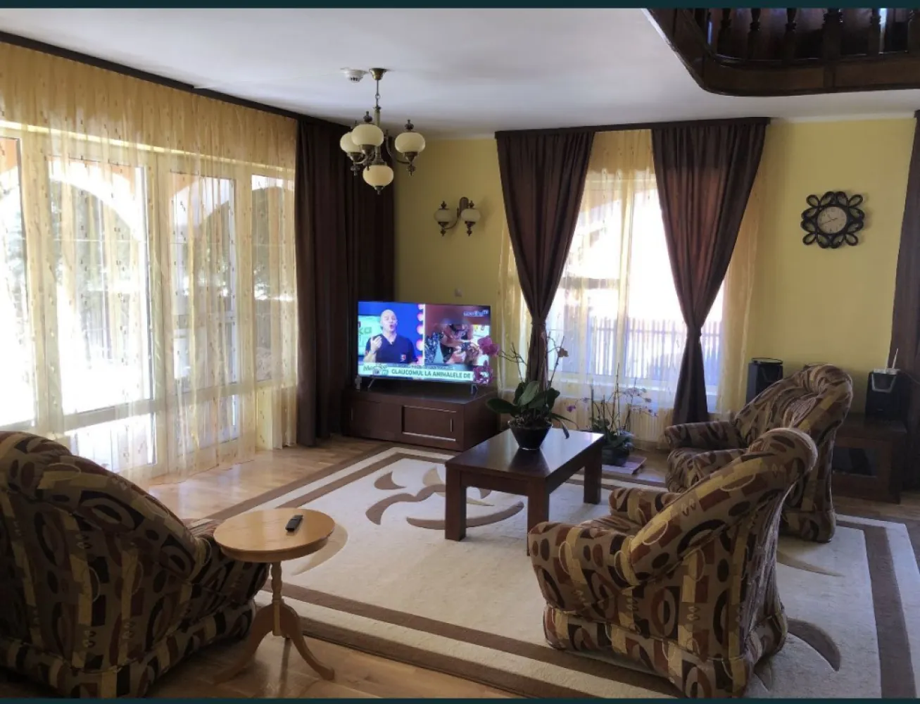 Casa Paulesti - Casa este situata intr-o zona deosebit de frumoasa cu multa verdeata , in paulest vizavi de hotel Melody . Este S+P+mansarda, are 165 m amprenta la sol si 360 m utili, pe un teren de 1100 m DESCRIERE Structura imobilului este împărțită astfel: - Demisolul cuprinde: 1 încăpere mare - Parterul cuprinde: 1 Bucătărie ,un living mare ,1 baie,1 camera,1 garaj cu baie - Mansarda: 3 camere, 2 baie, ieșire pe un balcon exterior. - Pod: spații amenajate de depozitare. Anexele imobilului se compun din: - 1 anexă – magazie tehnică pentru scule și unelte, în suprafață de 3 mp. - Foișor exterior acoperit, pentru luat masa afară. - Cuptor + grătar exterior. - livada ( cireș,vișin , mere,pere ,) Dotări suplimentare: - Teren aferent în suprafața totală de 1100mp, complet împrejmuit cu garduri și mulți copaci. - Poartă de acces cu acționare electrică prin radiofrecvență. - Sistem de supraveghere video (zi+noapte) cu 12 camere exterioare. - Sistem de încălzire cu calorifere, centrală pe gaz tip imergas noua
