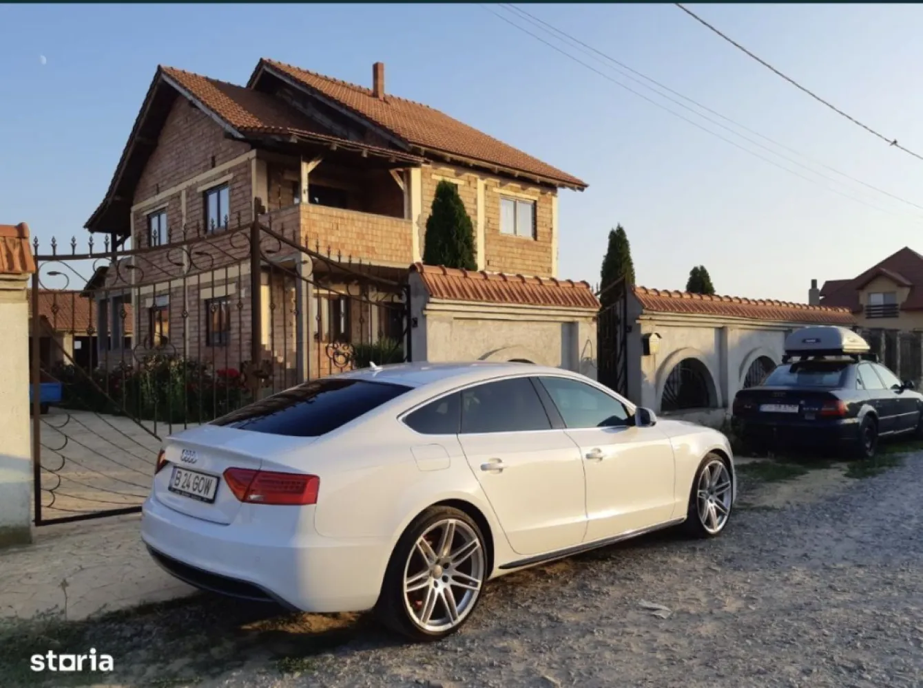 Casa de vanzare P+1, 4 Garaje, Vetis - Vand casa tip parter cu etaj P+1, pod utilizabil pentru mansarda (suprafata utila 242mp), teren 800 mp (8 Ari), singur in curte, front stradal 20m - cu doua intrari ( una pietonal, si una pentru acces auto); Casa nu este lipita de nici un vecin, este o constructie solida, fundatie piatra si beton, pereti caramida, acoperis tigla cu izolatie speciala; Tersasa de vara sub acoperis la iesirea din dining,Patru garaje la care este atasata o baie si o magazie;Mai multe detalii la fata locului sau la telefon (folosesti formularul de contact)).