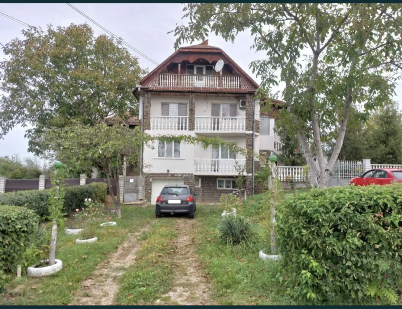 Casa de vanzare in Viile Satu Mare - Vand casa in centrul com. Viile Satu Mare, posibil pentru mai multe familii. 500m2 cu 10 ari teren. Va rog sa fiu contactat telefonic pt mai multe detalii.