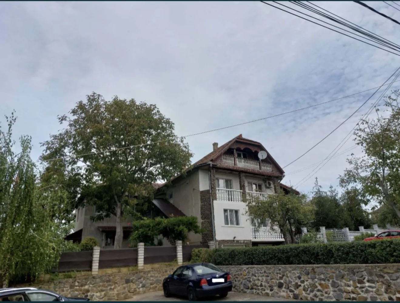 Casa de vanzare in Viile Satu Mare - Vand casa in centrul com. Viile Satu Mare, posibil pentru mai multe familii. 500m2 cu 10 ari teren. Va rog sa fiu contactat telefonic pt mai multe detalii.