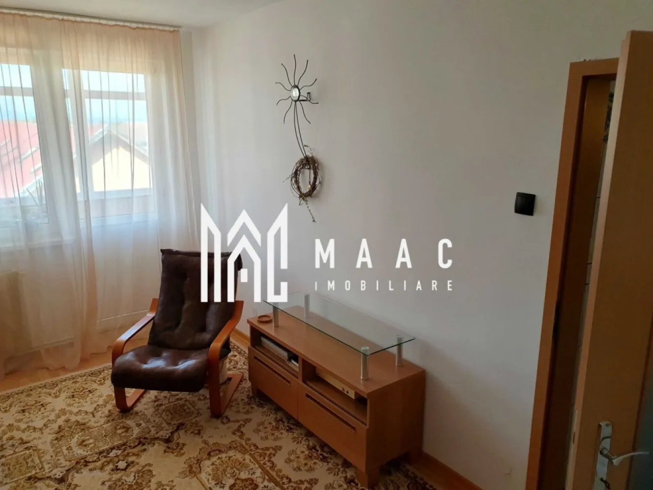 Apartament 2 camere I Decomandat I Lift I Rahovei - MAAC Imobiliare va prezinta un apartament cu 2 camere, decomandat, aflat la etajul 7/10 intr-un bloc cu lift, in apropiere de Piata Rahovei. Compartimentare: Hol, living, bucatarie, baie cu geam de aerisire si vana, dormitor, camara. Apartamentul beneficiaza si de pivnita si un balcon inchis, cu acces din living si bucatarie. Blocul este izolat si scara renovata. Orientare vestica, beneficiaza de soare in a2a parte a zilei. Zona linistita, ideala pentru familii, in apropiere de piata, statii de transport in comun, magazine alimentare, gradinita. Acces rapid spre zonele de interes din oras. Pentru mai multe detalii sau vizionari mentionati ID: CP2526648 }}