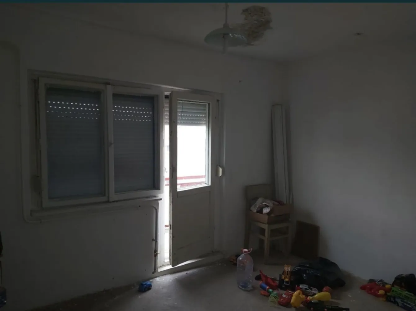 Apartament cu 3 camere de vanzare - apartament cu 3 camere de vanzare,decomandat,MV 1 ,et. 4, necesita renovare
pret:42.000 € usor negociabil