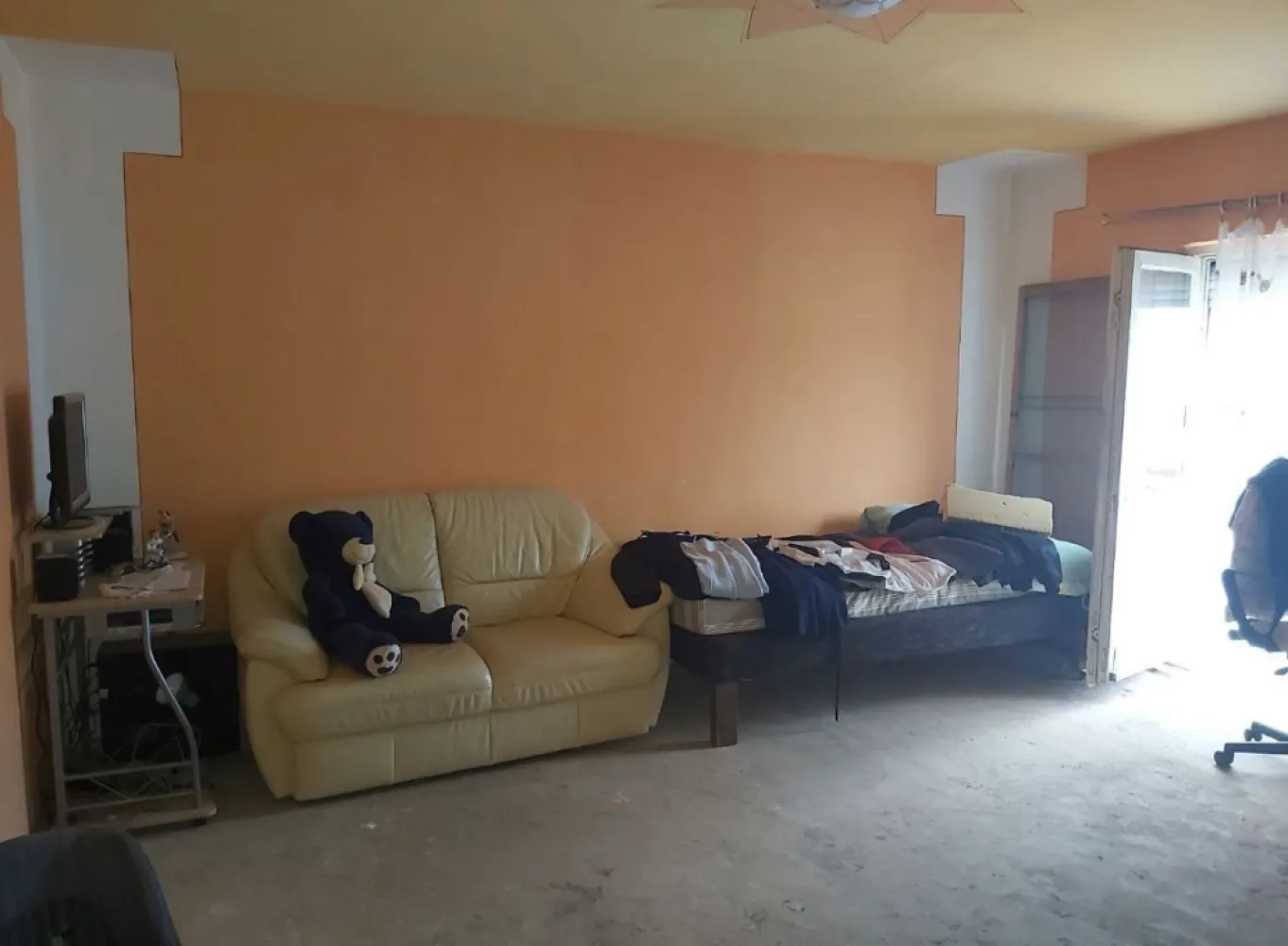 Apartament cu 3 camere de vanzare - apartament cu 3 camere de vanzare,decomandat,MV 1 ,et. 4, necesita renovare
pret:42.000 € usor negociabil