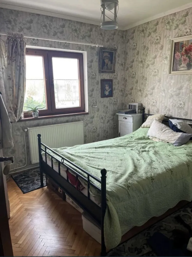 De vanzare apartament cu 3 camere - Apartament situat in MV1, compus din 3 camere decomandate, 1 bucătărie, 2 băi, 1 hol, 1 debara, 2 balcoane , uscator, cu loc de parcare. Acoperisul este intretinuta, Centrala termica nou cu garantie. 
Scara compusa din 10 apartamente cu parcare , zona linistita.

Mai multe informatii : 07******44
