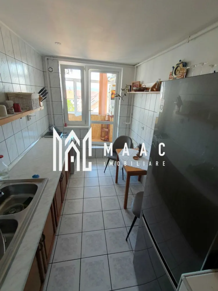 Apartament 2 camere I Decomandat I Lift I Rahovei - MAAC Imobiliare va prezinta un apartament cu 2 camere, decomandat, aflat la etajul 7/10 intr-un bloc cu lift, in apropiere de Piata Rahovei. Compartimentare: Hol, living, bucatarie, baie cu geam de aerisire si vana, dormitor, camara. Apartamentul beneficiaza si de pivnita si un balcon inchis, cu acces din living si bucatarie. Blocul este izolat si scara renovata. Orientare vestica, beneficiaza de soare in a2a parte a zilei. Zona linistita, ideala pentru familii, in apropiere de piata, statii de transport in comun, magazine alimentare, gradinita. Acces rapid spre zonele de interes din oras. Pentru mai multe detalii sau vizionari mentionati ID: CP2526648 }}