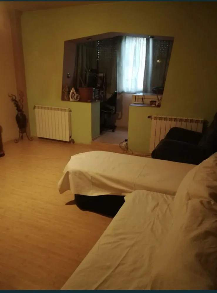 Apratament 3 camere, etajul 3, utilat, Carei, Zaganescu nr 4 - Apartament semidecomandat, etajul 3, 3 camere, mobilat, izolat interior si exterior,usi termopan, geamuri termopan, balcon inchis, centrala pe gaz, calorifere aluminiu, faintat, gresiat, parchetat, Zaganescu nr.4 Carei. Pret 62.000 Euro, negociabil