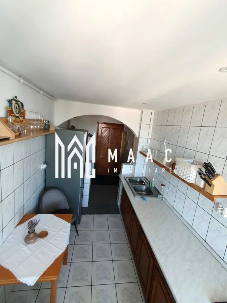 Apartament 2 camere I Decomandat I Lift I Rahovei - MAAC Imobiliare va prezinta un apartament cu 2 camere, decomandat, aflat la etajul 7/10 intr-un bloc cu lift, in apropiere de Piata Rahovei. Compartimentare: Hol, living, bucatarie, baie cu geam de aerisire si vana, dormitor, camara. Apartamentul beneficiaza si de pivnita si un balcon inchis, cu acces din living si bucatarie. Blocul este izolat si scara renovata. Orientare vestica, beneficiaza de soare in a2a parte a zilei. Zona linistita, ideala pentru familii, in apropiere de piata, statii de transport in comun, magazine alimentare, gradinita. Acces rapid spre zonele de interes din oras. Pentru mai multe detalii sau vizionari mentionati ID: CP2526648 }}