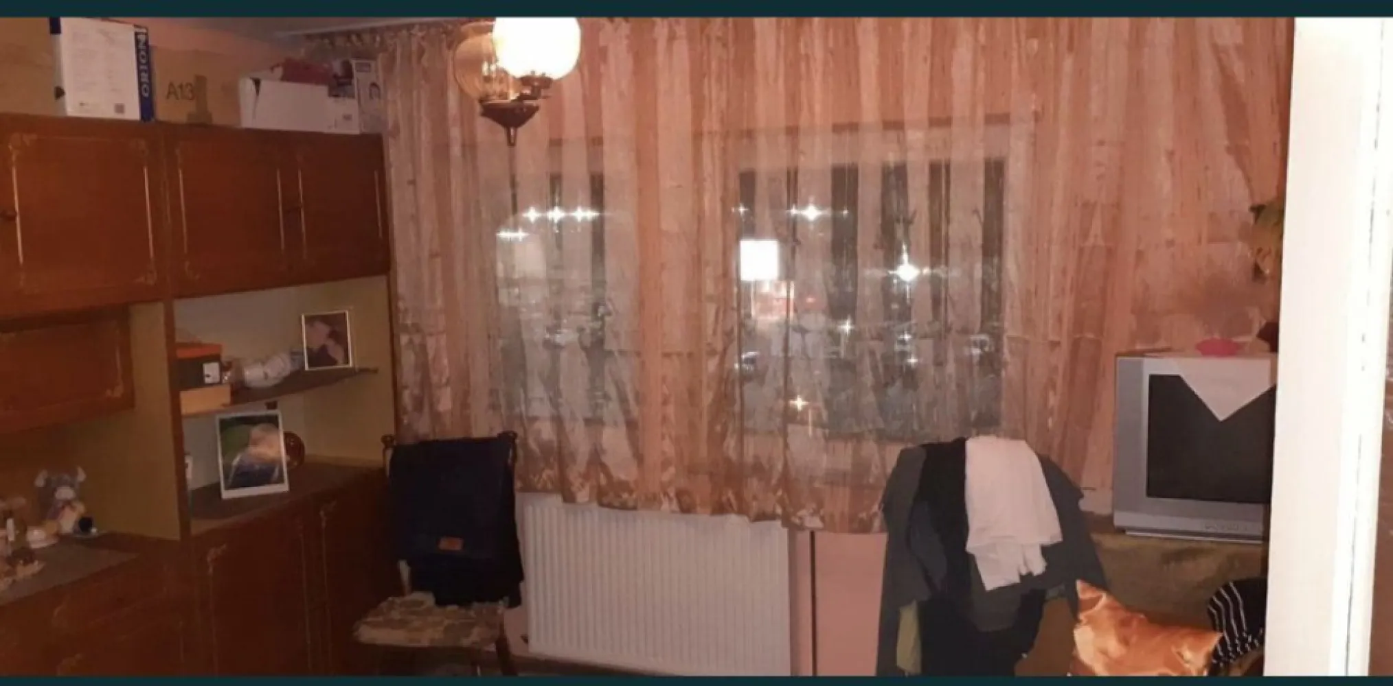 Apartament 3 camere aproape de centru - Proprietar va ofer spre vanzare apartament cu toate actele in regula,compus din 3 camere, situat pe strada Traian Vuia la etajul 4 cu acoperis întreținut in zona centrala.
Apartamentul este decomandat si compus astfel: 3 dormitoare, 1 hol, 2 bai, 1 bucatarie, 1 debara, 1 boxa uscata in beci, avand suprafata totala utila de 86 de mp.
Constructia blocului este din caramida, oferind o temperatura placuta in fiecare anotimp.
Se vinde partial mobilat si partial utilat.
Intrarea in camere se face separat din hol.
Locurile de parcare in fata blocului sunt gratuite.
Accesul in scara blocului se face pe baza de cartela de acces.
Se situeaza intr-o zona cu magazine, scoli si gradinite fiind perfect si pentru o familie tanara.
Pentru mai multe detalii puteti sa ma contactati la nr de tel 07******33