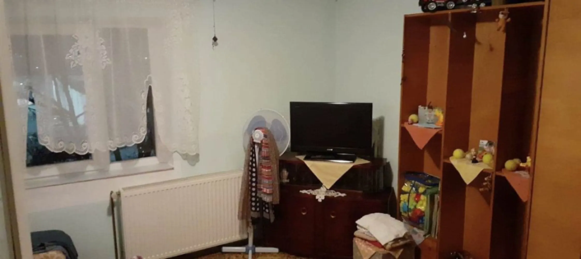 Apartament 3 camere aproape de centru - Proprietar va ofer spre vanzare apartament cu toate actele in regula,compus din 3 camere, situat pe strada Traian Vuia la etajul 4 cu acoperis întreținut in zona centrala.
Apartamentul este decomandat si compus astfel: 3 dormitoare, 1 hol, 2 bai, 1 bucatarie, 1 debara, 1 boxa uscata in beci, avand suprafata totala utila de 86 de mp.
Constructia blocului este din caramida, oferind o temperatura placuta in fiecare anotimp.
Se vinde partial mobilat si partial utilat.
Intrarea in camere se face separat din hol.
Locurile de parcare in fata blocului sunt gratuite.
Accesul in scara blocului se face pe baza de cartela de acces.
Se situeaza intr-o zona cu magazine, scoli si gradinite fiind perfect si pentru o familie tanara.
Pentru mai multe detalii puteti sa ma contactati la nr de tel 07******33