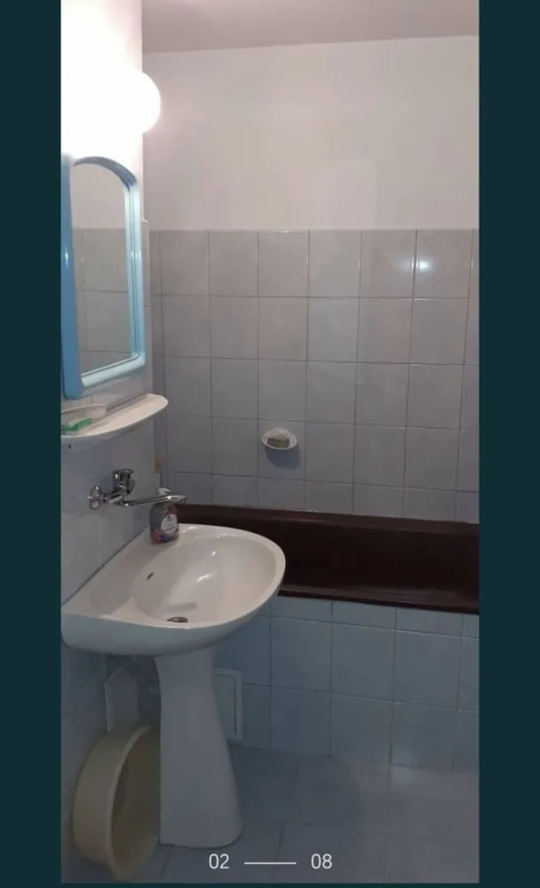 Apartament 3 camere aproape de centru - Proprietar va ofer spre vanzare apartament cu toate actele in regula,compus din 3 camere, situat pe strada Traian Vuia la etajul 4 cu acoperis întreținut in zona centrala.
Apartamentul este decomandat si compus astfel: 3 dormitoare, 1 hol, 2 bai, 1 bucatarie, 1 debara, 1 boxa uscata in beci, avand suprafata totala utila de 86 de mp.
Constructia blocului este din caramida, oferind o temperatura placuta in fiecare anotimp.
Se vinde partial mobilat si partial utilat.
Intrarea in camere se face separat din hol.
Locurile de parcare in fata blocului sunt gratuite.
Accesul in scara blocului se face pe baza de cartela de acces.
Se situeaza intr-o zona cu magazine, scoli si gradinite fiind perfect si pentru o familie tanara.
Pentru mai multe detalii puteti sa ma contactati la nr de tel 07******33