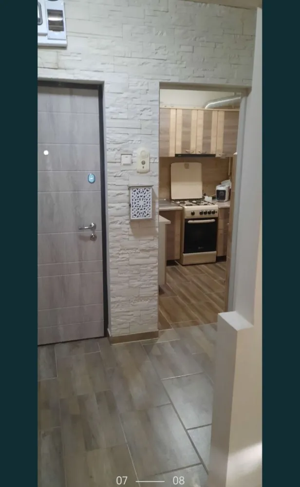 Apartament 3 camere gata finisat/mobilat! - Apartament compus din 3 camere situat pe strada Postavaru, zona Carpați ( 2 dormitoare si un living ) , baie, bucatarie, balcon ingradit, gradina , loc de parcare rezervat . Finisat în totalitate! Conducte noi! Instalații electrice schimbate! În totalitate finisat în 2022! De la A la Z finisat si schimbat Se vinde cu mobila de bucatarie, hota ! Piatră decorativă în camera mare si pe hol Dormitoarele mobilate Oglindă cu dulap pe hol și cuier nou făcut special! Microcentrala! Geamuri termopane noi cu jaluzele si plasă de insecte Balcon de 3mp cu incalzire, geam termopan Debara nou! În apropierea blocului: școală, grădiniță, supermarket, restaurant, stație bus/taxi, centru de permanenta / laborator de analize medicale,etc Merită văzut! Preț 73000euro/neg