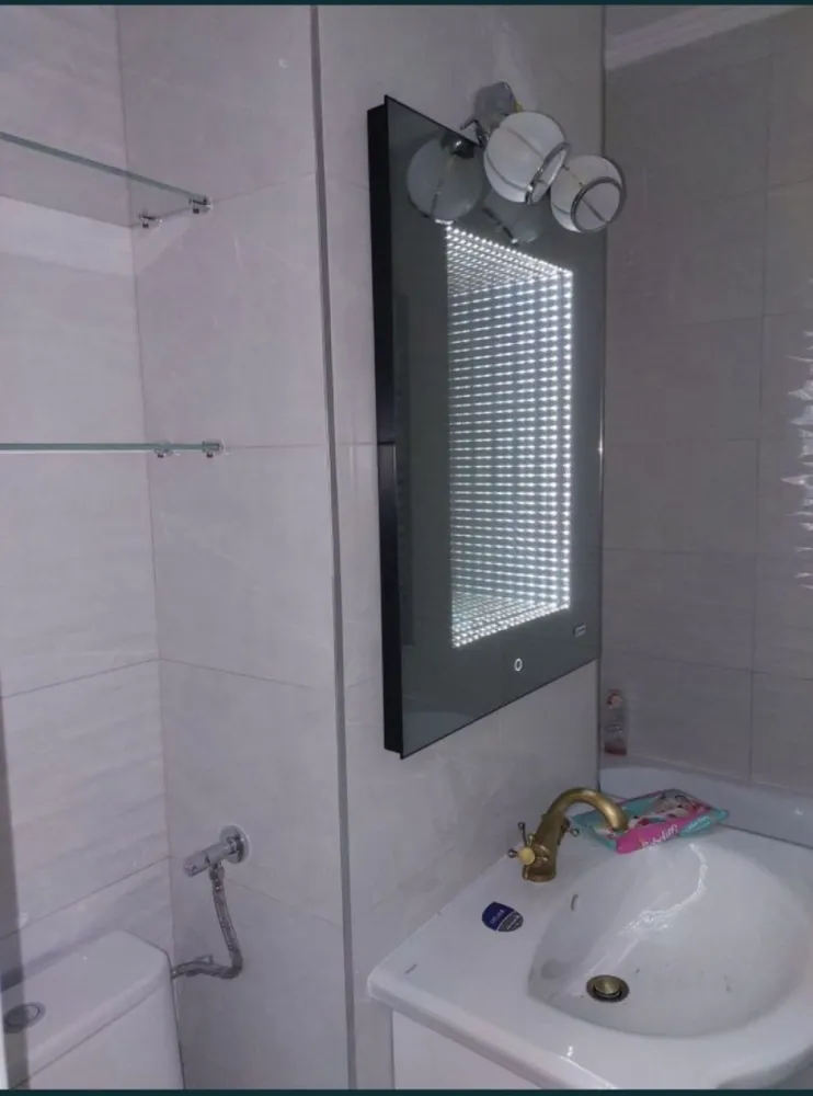 Apartament 3 camere gata finisat/mobilat! - Apartament compus din 3 camere situat pe strada Postavaru, zona Carpați ( 2 dormitoare si un living ) , baie, bucatarie, balcon ingradit, gradina , loc de parcare rezervat . Finisat în totalitate! Conducte noi! Instalații electrice schimbate! În totalitate finisat în 2022! De la A la Z finisat si schimbat Se vinde cu mobila de bucatarie, hota ! Piatră decorativă în camera mare si pe hol Dormitoarele mobilate Oglindă cu dulap pe hol și cuier nou făcut special! Microcentrala! Geamuri termopane noi cu jaluzele si plasă de insecte Balcon de 3mp cu incalzire, geam termopan Debara nou! În apropierea blocului: școală, grădiniță, supermarket, restaurant, stație bus/taxi, centru de permanenta / laborator de analize medicale,etc Merită văzut! Preț 73000euro/neg