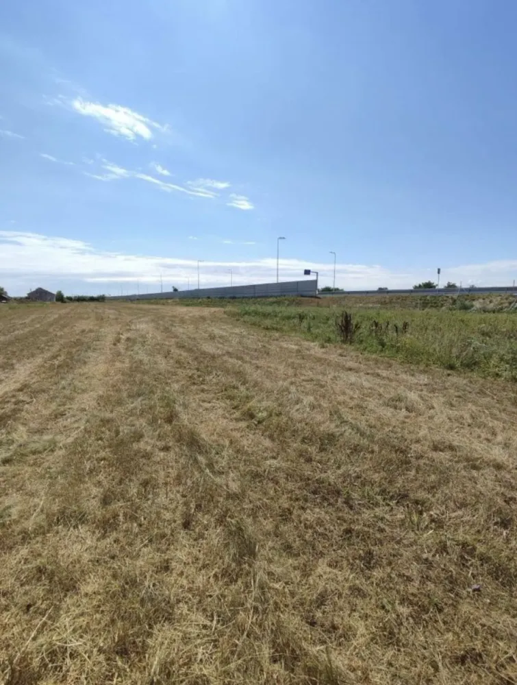 Teren extravilan langa centura SM - Vand teren extravilan fix langa centura Satu Mare,zona Ratu Mare ,intrarea de pe Str.Depozitelor.
Total 0.73 ha.
Pret 1800€/ari negociabil.
Mai multe informatii la telefon,nu raspund la mesaje.