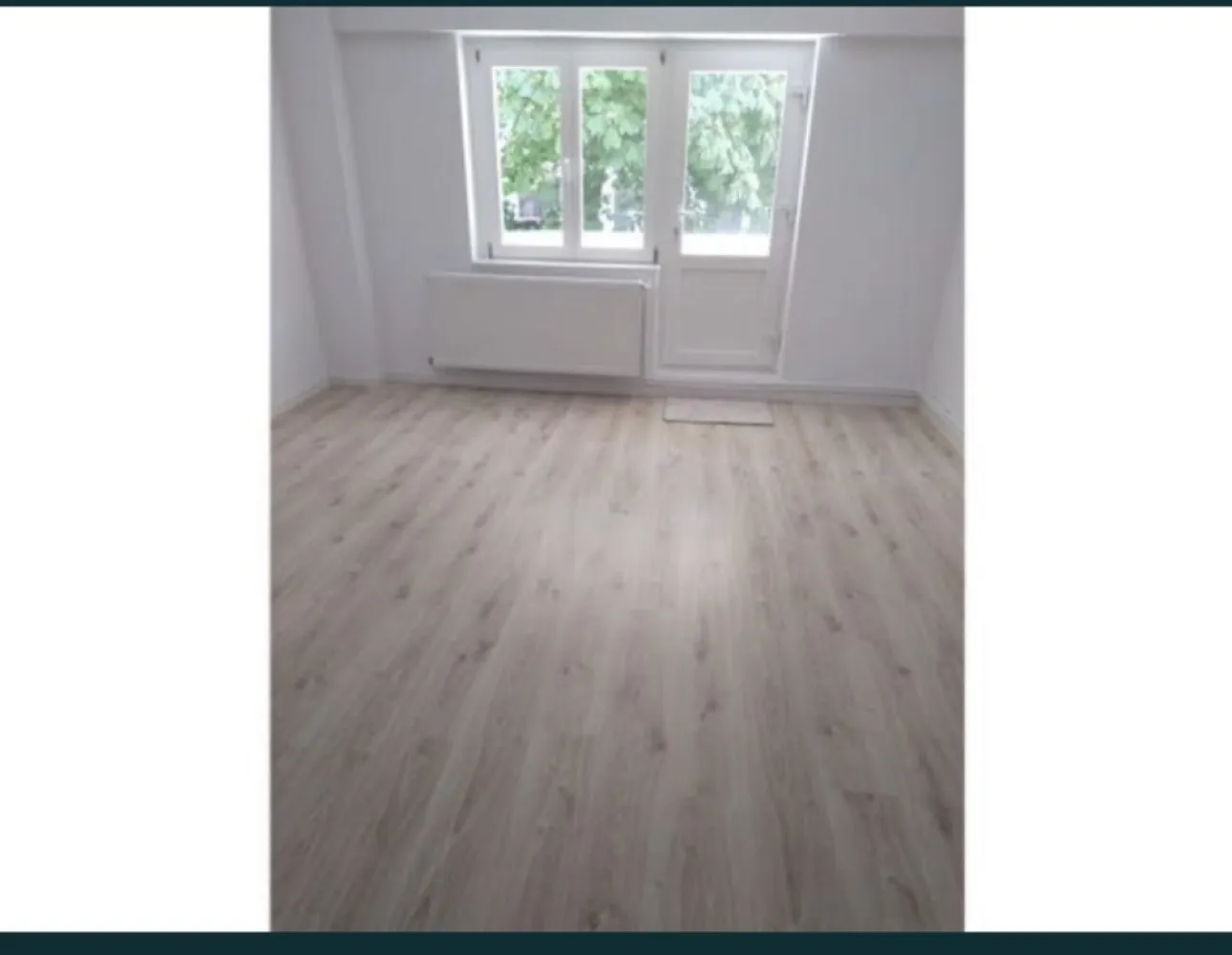 Garsoniera aproape de plaja - Vând garsoniera în Constanţa peste drum de plaja REYNA, la 1 minut de Mamaia, intr- un bloc de apartamente la parter, expusa Sud cu suprafaţă de 69,55 mp. Garsoniera dispune de o terasa descoperita de 30,43 mp. Garsoniera cu suprafaţă de 39,12 mp este compartimentata astfel: hol 4,32mp, baie 3,98mp, bucătărie închisă 10,16mp, camera 20,75mp, terasa 30,43mp. Locuinţă este renovata complet, instalaţii sanitara, electrica, termica plus centrala cu condensare, apometre, tâmplăria exterioara din lemn triplustratificat cu sticla termopan, uşi şi parchet, totul nou. Locuinţă se vinde nemobilata.
Preţul este negociabil.