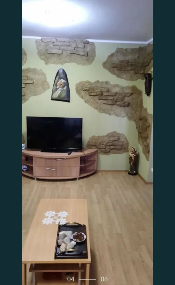 De vanzare apartament cu 2 camere - De vânzare apartament cu doua camere situat in cartierul Poarta 6. 
Imobilul este utilat și mobilat, dotat de centrala proprie pe gaze. Fiind situat la mansarda unui bloc cu 4 etaje, apartamentul este foarte călduros datorită atat podului de deasupra cât si a unei foarte bune izolații. 

Ideal pentru o prima achiziție.