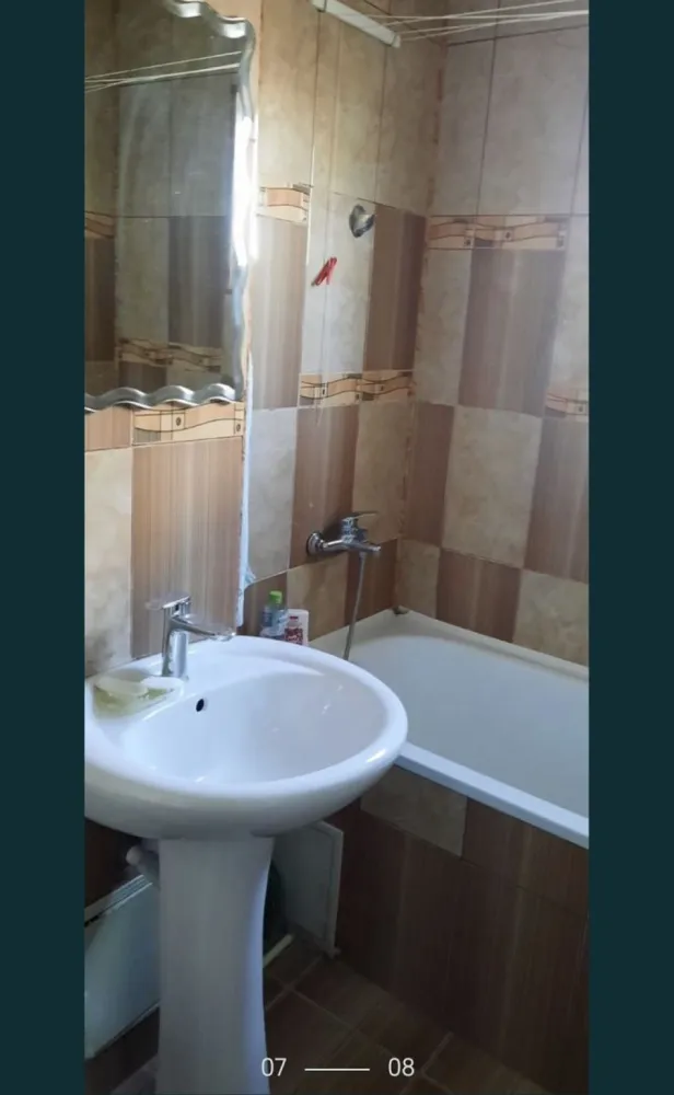 De vanzare apartament cu 2 camere - De vânzare apartament cu doua camere situat in cartierul Poarta 6. 
Imobilul este utilat și mobilat, dotat de centrala proprie pe gaze. Fiind situat la mansarda unui bloc cu 4 etaje, apartamentul este foarte călduros datorită atat podului de deasupra cât si a unei foarte bune izolații. 

Ideal pentru o prima achiziție.