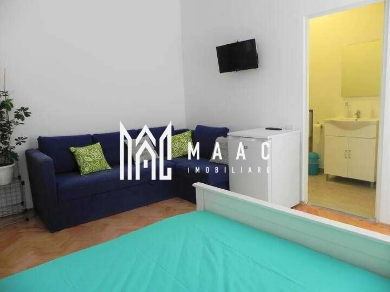 ULTRACENTRAL I INVESTITIE I Apartament 2 Camere I Decomandat - Apartament 2 camere, decomandat, 45 mp, etaj 1/1 – Ultracentral-Mitropoliei Îți prezentăm un apartament mobilat și utilat, cu 2 camere, situat la etajul 1 din 1, într-o curte comună cu doar 3 apartamente, în inima Sibiului – zona Mitropoliei. Este o proprietate cu caracter, ideală atât pentru locuit, cât și pentru investiție. Detalii apartament: Suprafață utilă: 45 mp 2 dormitor2 spațiose Bucătărie separată 2 Bai. Etaj 1/1 Pod renovat, situat deasupra apartamentului Fațadă renovată – imobil cu aspect îngrijit și valoare istorică Se vinde complet mobilat și utilat Apartamentul a funcționat în trecut în regim hotelier (Airbnb/Booking) Avantaje importante: Locație excelentă, în centrul orașului – la câțiva pași de Piața Mare, restaurante, cafenele, muzee, zone pietonale Ideal pentru investiție în regim hotelier sau pentru locuit permanent Curte comună liniștită, cu vecini puțini Acces facil către toate punctele de interes din Sibiu Construcție solidă, cu pod și fațadă recent renovate Disponibil imediat. Pentru detalii suplimentare sau pentru programarea unei vizionări ID : CP2526303 }}