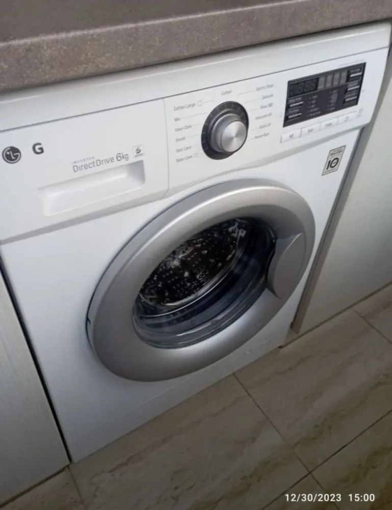 Apartament Tomis Nord - Vand apartament 2 camere, decomandat, zona tomis nord, ciresica. Aleea Lotus. Etaj 1. 
Apartamentul are 2 camere decomandat, renovat recent, instalatie de incalzire si electrica refacute. Se vinde mobilat si utilat complet astfel: 
-2 televizoare
- fridgider
-masina de spalat 6 kg
-plita
-cuptor cu microunde
-aer conditionat
-mobila facuta la comanda.
Se vinde exact ca in poze. 
Incalzire RADET. 
Pretul este in euro, fix.
Pt alte informatii tel o7678o3544
Multumesc