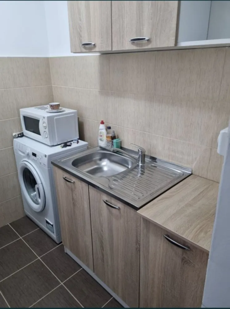 Apartament 2 camere - Vând apartament cu 2 camere cu o suprafata de 31 mp, etj. 4/4, situat in zona Tomis Nord-Ciresica. Apartamentul a fost renovat de curand, are gresie, faianta, parchet, termopane si se vinde mobilat. Blocul este izolat termic. Poate fi vizionat oricând.