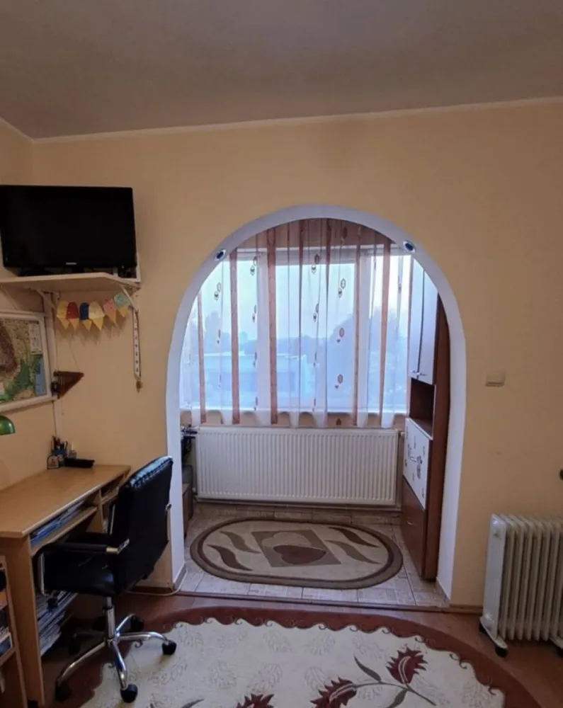 Vand apartament Casa de cultura - Vând apartament 2 camere semidecomandat, situat la etajul 4/4 în zona Casa de Cultura cu o suprafață de 42 mp cu balcon. Deasupra este construit un pod ( mansardă nelocuibilă). Apartamentul prezintă îmbunătățiri: gresie,faianță, parchet,termopan,centrală gaze ,aer condiționat, este izolat, și încadrat. Se vinde semimobilat. Prețul este negociabil.