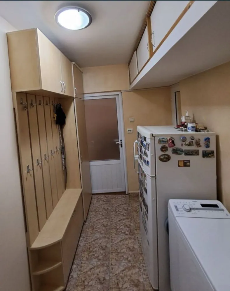 Vand apartament Casa de cultura - Vând apartament 2 camere semidecomandat, situat la etajul 4/4 în zona Casa de Cultura cu o suprafață de 42 mp cu balcon. Deasupra este construit un pod ( mansardă nelocuibilă). Apartamentul prezintă îmbunătățiri: gresie,faianță, parchet,termopan,centrală gaze ,aer condiționat, este izolat, și încadrat. Se vinde semimobilat. Prețul este negociabil.