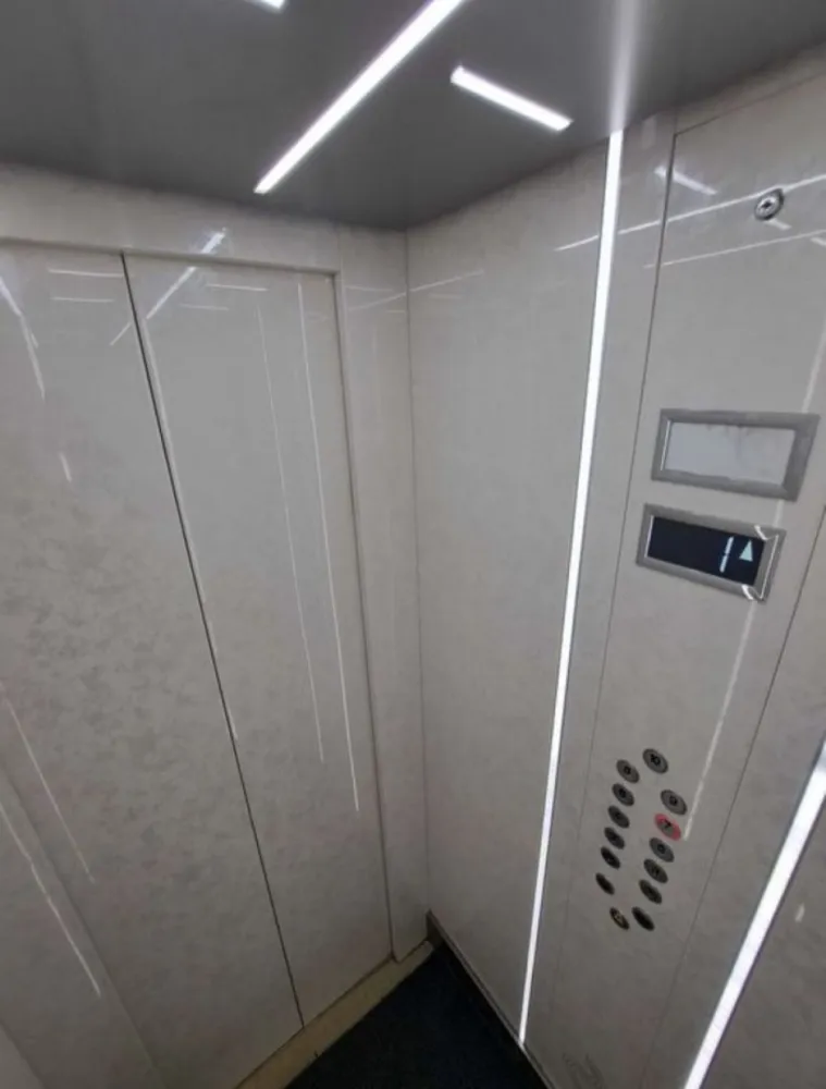 Vand apartament 2 camere - Vând apartament 2 camere,semidecomandat, încadrat, suprafață totală 51,9(zona Abator), curat,balcon mare,6metri,imbracat in termopan și ferestrele la fel,parțial mobilat,gazele sunt la ușă. Cadastru , intabulare și certificat energetic B, facute.Blocul este izolat la exterior,in interior totul este de termopan ,lift nou ,zugrăvit,foarte curat și îngrijit. In fata blocului aveți complexul cu numeroase magazine,Profi ,jysk, carefour market posta,librărie, etc cat și statia autobuz 101,101M. In spatele blocului unde este situat apartamentul cu vedere spre biserica și port,exista locuri de parcare și loc de joaca îngrădit. Exclus combinații și colaborări cu agenții imobiliare!.Actele de vânzare cumpărare se fac la notariat inte vânzător și cumpărător,plata se face prin transfer bancar. Cei care au cash, va rog sa nu mă deranjați,totul se face prin transfer bancar. Nu răspund la mesaje,pe olx.Anuntul va fi șters in momentul când se va vinde.