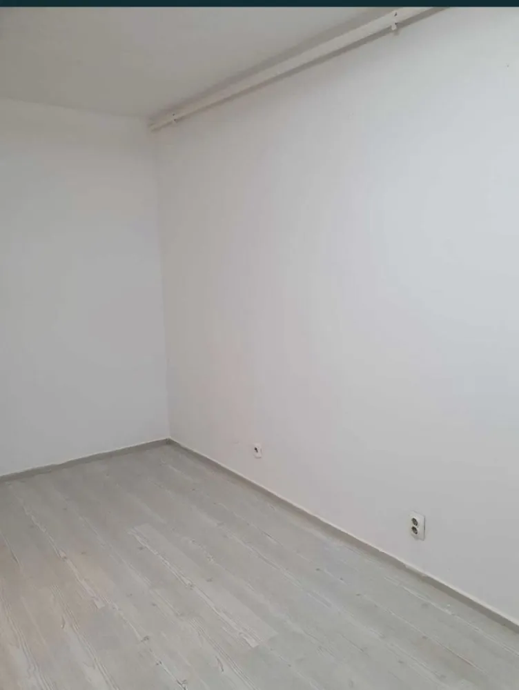 Studio 2 camere decomandate zona Faleza Nord Strada unirii - Vând studio situat in zona Faleza Nord, pe strada Unirii la parter, având suprafata utila 34 mp + o boxa situata pe acelasi palier, compusă din două camere decomandate, respectiv living cu bucătărie open space, dormitor și baie cu cabină de duș. 
Imobilul este recent renovat, dotat cu centrala pe gaze, aer condiționat, rulouri exterioare, corpuri de iluminat led, mobilă de bucătărie nouă, plită pe gaz, mașină de spălat rufe, ideal pentru locuinta sau inchiriere și se vinde așa cum este prezentat.