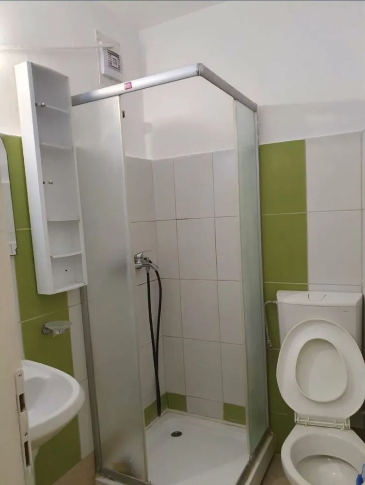 Studio 2 camere decomandate zona Faleza Nord Strada unirii - Vând studio situat in zona Faleza Nord, pe strada Unirii la parter, având suprafata utila 34 mp + o boxa situata pe acelasi palier, compusă din două camere decomandate, respectiv living cu bucătărie open space, dormitor și baie cu cabină de duș. 
Imobilul este recent renovat, dotat cu centrala pe gaze, aer condiționat, rulouri exterioare, corpuri de iluminat led, mobilă de bucătărie nouă, plită pe gaz, mașină de spălat rufe, ideal pentru locuinta sau inchiriere și se vinde așa cum este prezentat.