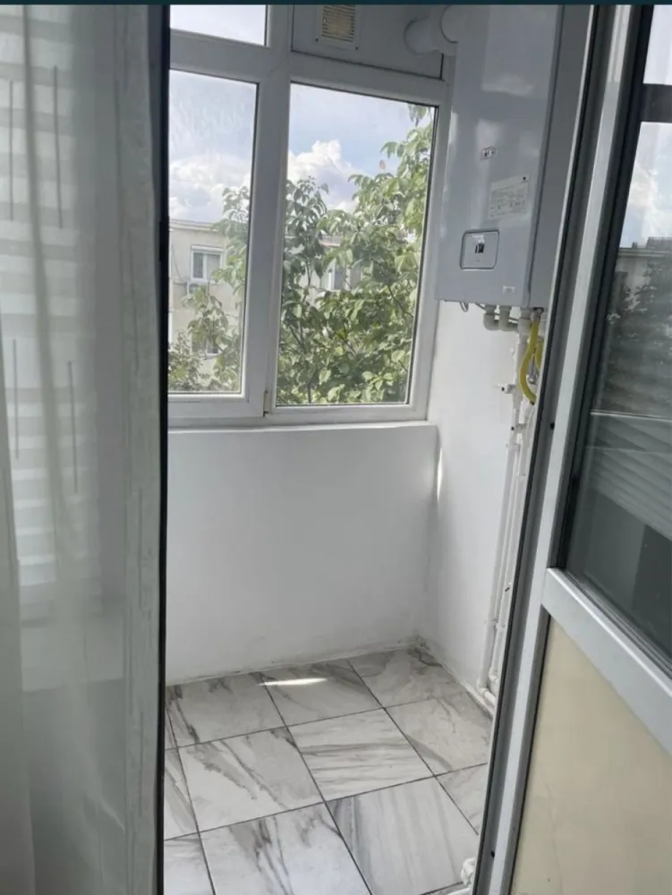 Apartament 2 camere de vanzare - Persona fizica, vând apartment 2 camere decomandate, etaj 4/10 cu o suprafata de 50m patrati, zona km 4-5 lãngã Penny si Doraly Mall. Apartmentul se vinde mobilat si utilat, având centrala cu gaze. Apartamentul este liber, find renovat recent(mobilierul nou). Pret 85.000 de euro negociabil. Pentru agentii imobiliare comision de 1%. Nr de contact: 0721353594