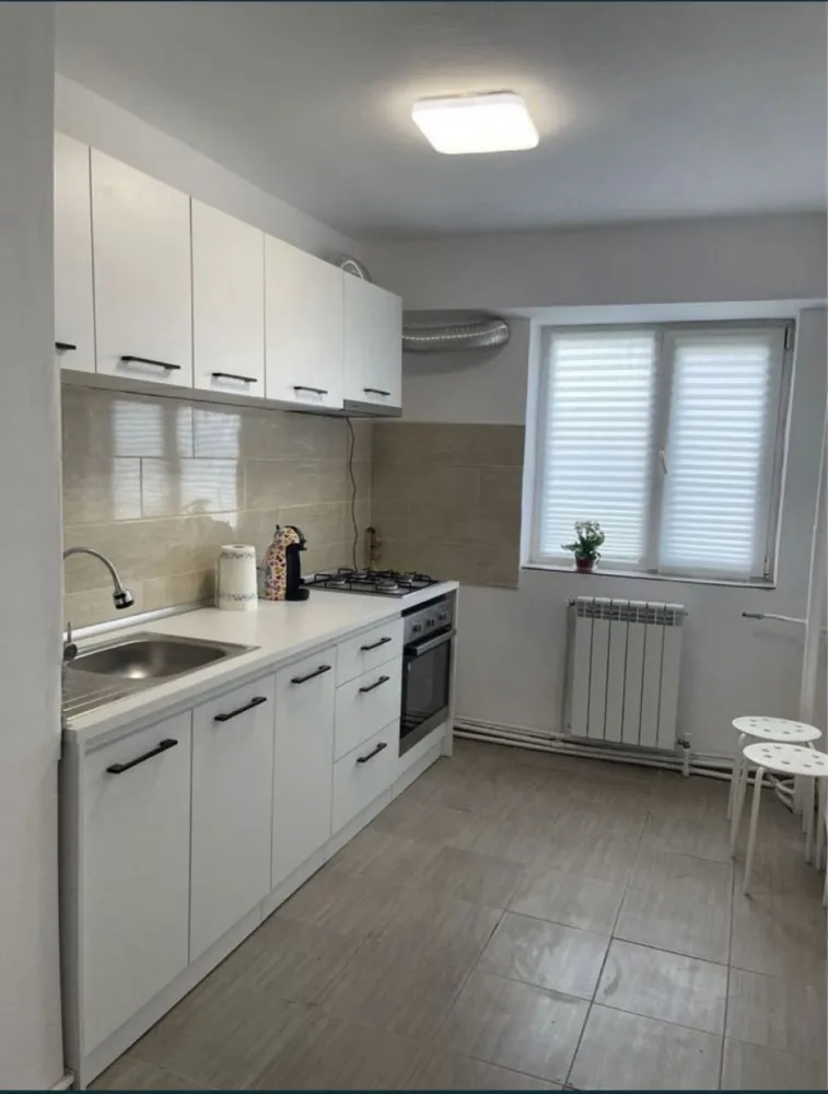 Apartament 2 camere de vanzare - Persona fizica, vând apartment 2 camere decomandate, etaj 4/10 cu o suprafata de 50m patrati, zona km 4-5 lãngã Penny si Doraly Mall. Apartmentul se vinde mobilat si utilat, având centrala cu gaze. Apartamentul este liber, find renovat recent(mobilierul nou). Pret 85.000 de euro negociabil. Pentru agentii imobiliare comision de 1%. Nr de contact: 0721353594