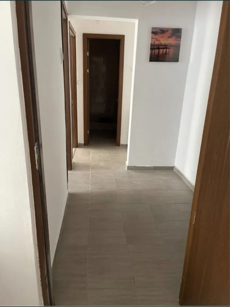 Apartament 2 camere de vanzare - Persona fizica, vând apartment 2 camere decomandate, etaj 4/10 cu o suprafata de 50m patrati, zona km 4-5 lãngã Penny si Doraly Mall. Apartmentul se vinde mobilat si utilat, având centrala cu gaze. Apartamentul este liber, find renovat recent(mobilierul nou). Pret 85.000 de euro negociabil. Pentru agentii imobiliare comision de 1%. Nr de contact: 0721353594
