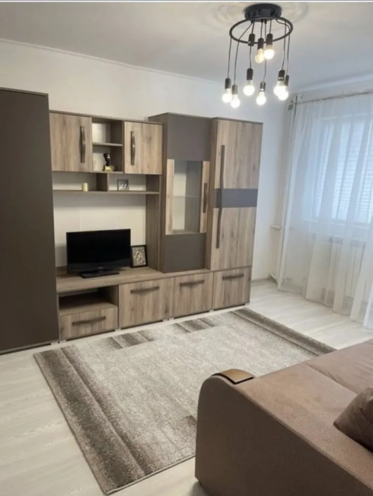 Apartament 2 camere de vanzare - Persona fizica, vând apartment 2 camere decomandate, etaj 4/10 cu o suprafata de 50m patrati, zona km 4-5 lãngã Penny si Doraly Mall. Apartmentul se vinde mobilat si utilat, având centrala cu gaze. Apartamentul este liber, find renovat recent(mobilierul nou). Pret 85.000 de euro negociabil. Pentru agentii imobiliare comision de 1%. Nr de contact: 0721353594