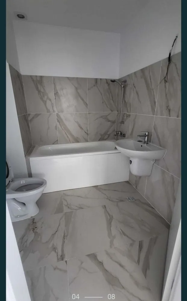 Apartament Nou, Novopolis, suprafata totala 73,3 mp + parcare - Vand apartament in bloc nou , complex Novopolis , Constanta , I.C. Bratianu nr.284. Apartamentul este împărtit astfel: -camera de zi + living+bucatarie 26,1 mp -hol 7,2 mp -baie 4.5 mp -dormitor 12.8 mp -balcon 22,7 mp Locuința se va preda viitorului proprietar la stadiul finisat și nemobilată. Printre dotări se regăsesc: ferestre termopan, ușă metalică, lift, interfon, centrală termică. Apartamentul are inclus in pretul de vanzare si parcarea
