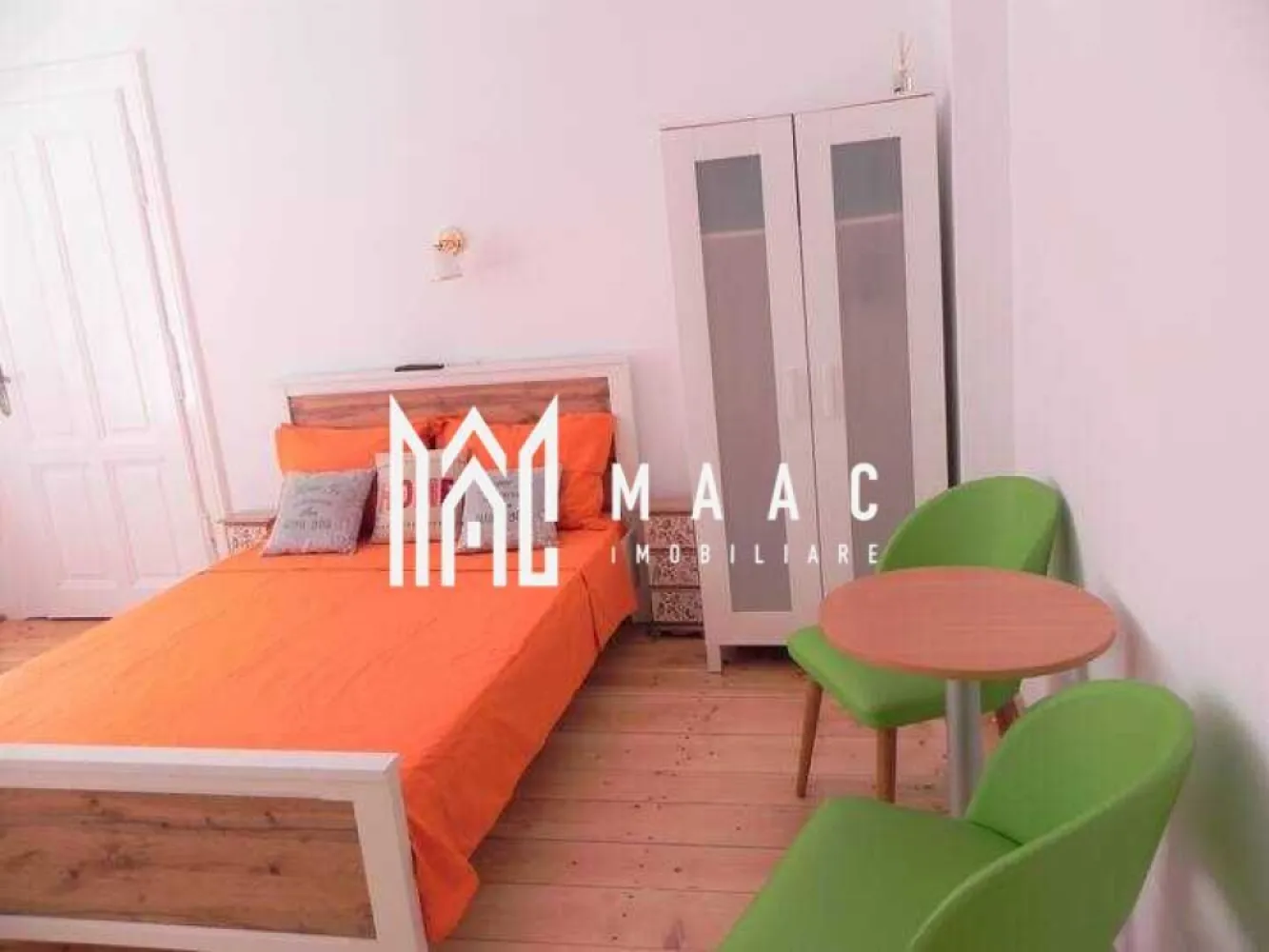 ULTRACENTRAL I INVESTITIE I Apartament 2 Camere I Decomandat - Apartament 2 camere, decomandat, 45 mp, etaj 1/1 – Ultracentral-Mitropoliei Îți prezentăm un apartament mobilat și utilat, cu 2 camere, situat la etajul 1 din 1, într-o curte comună cu doar 3 apartamente, în inima Sibiului – zona Mitropoliei. Este o proprietate cu caracter, ideală atât pentru locuit, cât și pentru investiție. Detalii apartament: Suprafață utilă: 45 mp 2 dormitor2 spațiose Bucătărie separată 2 Bai. Etaj 1/1 Pod renovat, situat deasupra apartamentului Fațadă renovată – imobil cu aspect îngrijit și valoare istorică Se vinde complet mobilat și utilat Apartamentul a funcționat în trecut în regim hotelier (Airbnb/Booking) Avantaje importante: Locație excelentă, în centrul orașului – la câțiva pași de Piața Mare, restaurante, cafenele, muzee, zone pietonale Ideal pentru investiție în regim hotelier sau pentru locuit permanent Curte comună liniștită, cu vecini puțini Acces facil către toate punctele de interes din Sibiu Construcție solidă, cu pod și fațadă recent renovate Disponibil imediat. Pentru detalii suplimentare sau pentru programarea unei vizionări ID : CP2526303 }}