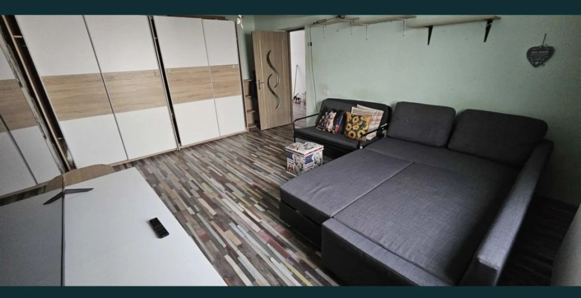 Ap 2 camere Delfinariu Constanta - Proprietar ofer spre vanzare apartament confort 1 decomandat cu 2 camere de 50,33 mp utili plus inca 6mp balcon. Este localizat in zona Delfinariu/Faleza Nord, mai retras fata de traficul de pe Bulevard, acesta este situat la etajul 1/2 si face parte din compozitia unei vile mai noua si solida decat blocurile din jur in care se mai afla alte 2 apartamente, fiecare apartament avand propriul lui etaj. Compus din 2 camere, un hol, o bucatarie, o baie si un balcon. Dotat cu centrala termica noua Vaillant, gresie, faianta, pardoseala din parchet laminat, Electrocasnice, usa metalica, termopane, internet si cablu prin fibra optica, mobilat si toate utilitatile. Se afla la: -1 minut de mers pe jos pana la Profi non stop/ Farmacie/ Statie de autobuz -3 minute de mers pe jos pana la Microrezervatie/ McDonald's -5 minute de mers pe jos pana la Lacul Tabacariei -5 minute pana la liceul Enegetic/ scoala si gradinita "Colibri" -5 minute cu masina pana la City Park Mall -5 minute cu masina pana la Univeristatea "Ovidius" -10 minute de mers pe jos pana la plaja " Trei Papuci" Apartamentul are toate taxele si impozitele platite la zi. Este o investitie pozitiva deoarece pretul zonei creste constant. Pret: De la 105.000€ scazut la 98.000€. Se vinde complet mobilat. Nu se vinde in rate. Daca nu raspund, puteti lasa mesaj si va sun inapoi. Detalii de contact: 0764210651 si wapp.