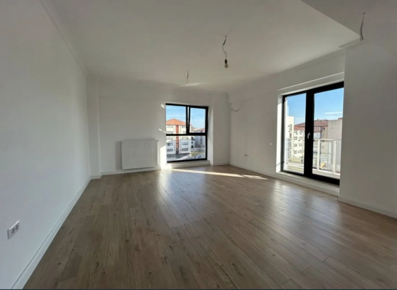 Apartament de vanzare - De vânzare apartament 2 camere, în Complexul Energia Residence Constanța. Este situat la etajul 3 și are o suprafață totală de 70mp + 2 balcoane. Se vinde cu împreună cu locul de parcare suprateran care este inclus în preț.